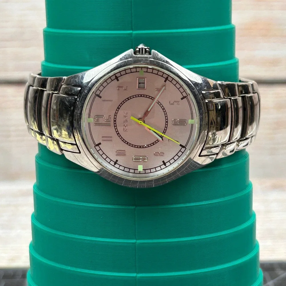 DKNY‎ NY-1081 Mens Stainless Steel Watch Silver Dial Date Neon Hand 50M 38mm